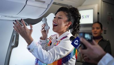 Ruby Palomino sorprende a pasajeros con concierto en pleno vuelo
