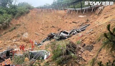 廣東五一連夜暴雨成災！公路塌陷23車墜36亡 民眾月台抱柱防強風