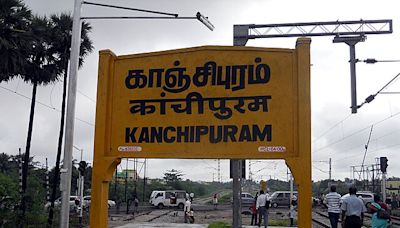 Mentally-disturbed person climb onto train roof in Kanchi - News Today | First with the news