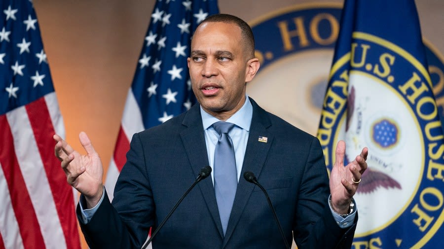 Jeffries calls on Alito to apologize for ‘disrespecting’ American flag