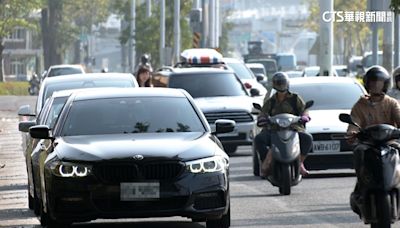 名車跑車狂違停！ 接送孩亂象惹怨 機車驚險爭道