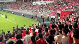 港世足資格賽主場3球迷被警察帶走 原因曝：唱國歌未起身及轉頭