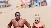 Alex Rodríguez y Jaclyn Cordeiro presumen su figura en la playa - El Diario NY