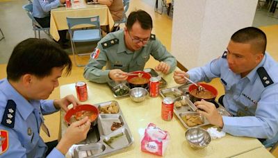 國軍60元夜點費凍漲多年 明年起調高至100元造福20萬官兵 - 自由軍武頻道