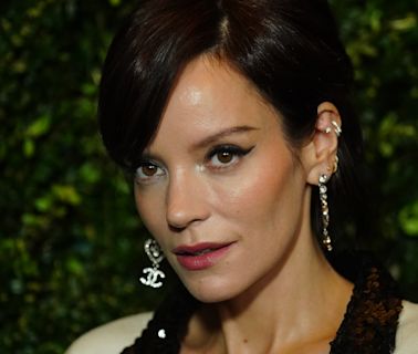 Lily Allen critique les coordinatrices d'intimité : "'Est-ce qu'on peut juste se bécoter ?' C'est comme si tu rendais ça bizarre... Ça rend ça bizarre"