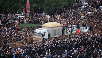 La muerte de Ebrahim Raisi: decenas de miles asisten al funeral del presidente iraní en Teherán
