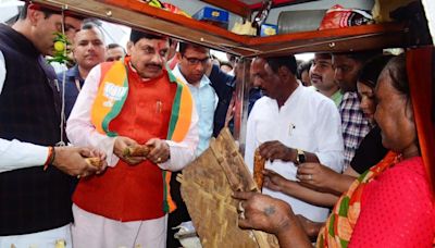 Indore: CM Mohan Yadav Enjoys Corn On Roadside Amid Rains
