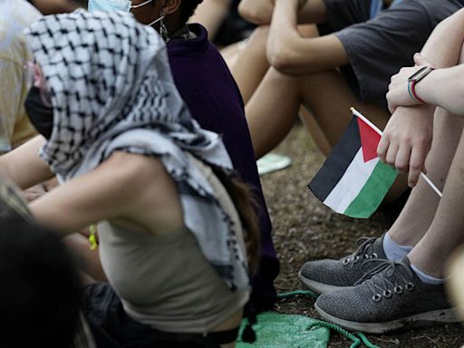 Universidad de Stanford envía al FBI la imagen de un manifestante luciendo una cinta alusiva a Hamás - La Opinión