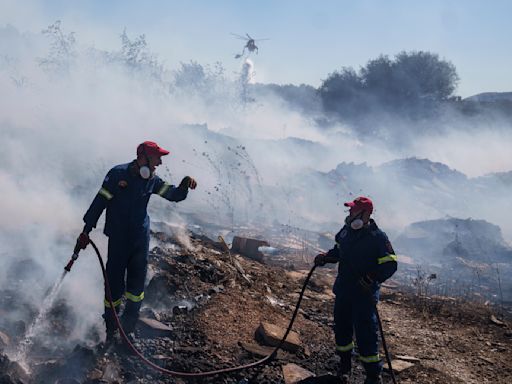 Incendios forestales asolan Grecia y Turquía; decenas de bomberos logran controlar los peores