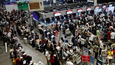 Paro en el aeropuerto y proximidad del 18 tienen en alerta a autoridades, pasajeros y aerolíneas por posible afectación de vuelos - La Tercera