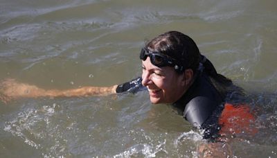 Paris mayor Anne Hidalgo swims in Seine to prove water safe for Olympics