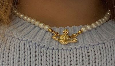 El Icónico collar de perlas de Vivienne Westwood: Todo lo que debes saber