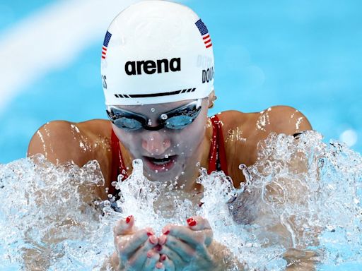 Former Chelsea Piers swimmer Kate Douglass finishes first in her heat in Paris 2024