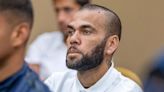 Daniel Alves se apresenta pela 1ª vez à Justiça da Espanha após conseguir liberdade provisória