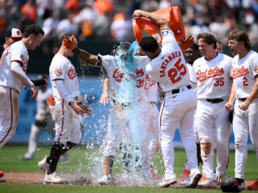Orioles stay in first place thanks to Yankees' miscues, beat New York 6-5 on Mullins' double in 9th