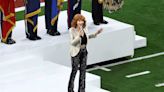 Reba McEntire ofrece sentida interpretación de ‘The Star-Spangled Banner’ en Super Bowl 2024: Mírala