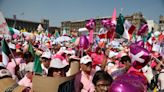 En medio de la marcha por la democracia: protestan contra AMLO a dos semanas de elecciones presidenciales en México - La Tercera