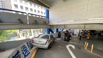 竹市巨城停車塔首次 7旬翁離場煞不住撞前車翻覆