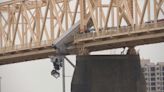 Vídeo mostra acidente que fez caminhão ficar pendurado em ponte após colisão, nos EUA