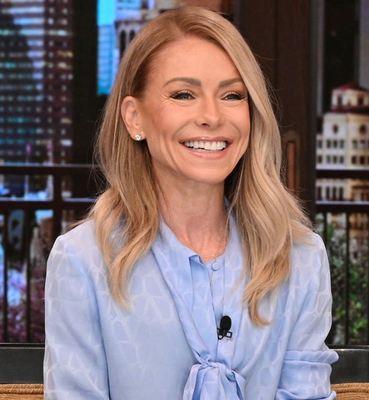 Kelly Ripa Goes Makeup-Free in New Selfie with Her Daughter