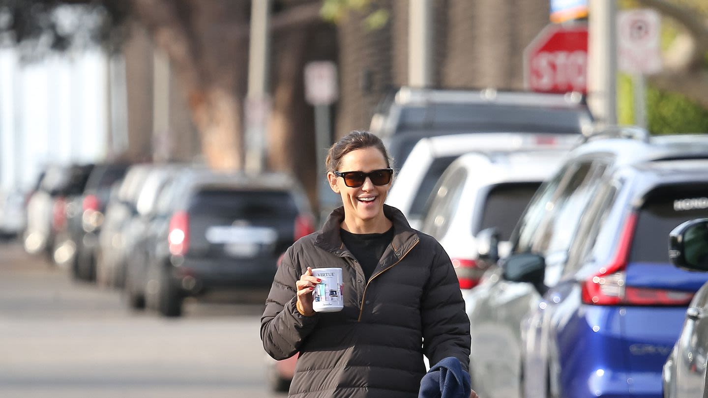 Jennifer Garner's Favorite Brooks Sneaks Are On Sale On Amazon RN