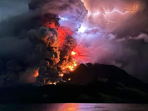 Milhares de pessoas são evacuadas enquanto vulcão na Indonésia entra em erupção e causa ameaça de tsunami