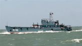 中國陸軍2補給船「闖金門限制水域」！台灣海巡示警驅離