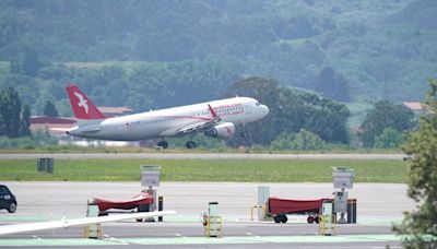 El joven saharaui continúa en el aeropuerto de Bilbao al negarse el piloto a llevarle en el vuelo para Marruecos