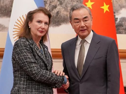 Diana Mondino finalizó su gira por China con una reunión bilateral con el canciller de Xi Jinping