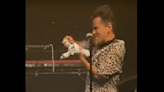 Rubén Albarrán, vocalista de Café Tacvba, destruye peluche de Dr. Simi en concierto