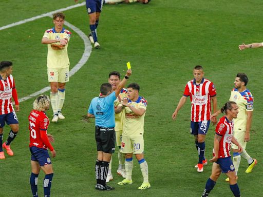 ¿Era roja? La polémica en el Clásico Nacional