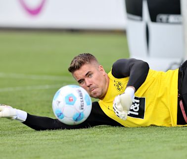 Official | Backup goalkeeper Alexander Meyer signs contract extension at Borussia Dortmund until 2026