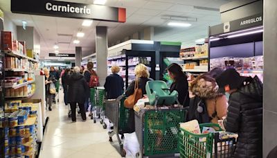 Una trabajadora de un supermercado utiliza las pegatinas de descuento para comprar los productos más baratos en otra tienda y su compañera no da crédito