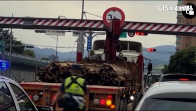 疑未注意路口限高！ 拖板車撞倒門架害塞車