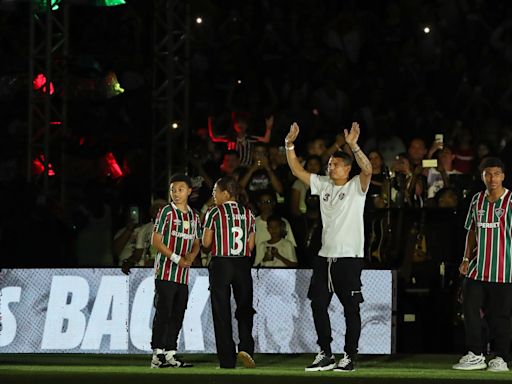 Thiago Silva celebra la vuelta a "casa" en su abarrotada presentación con el Fluminense