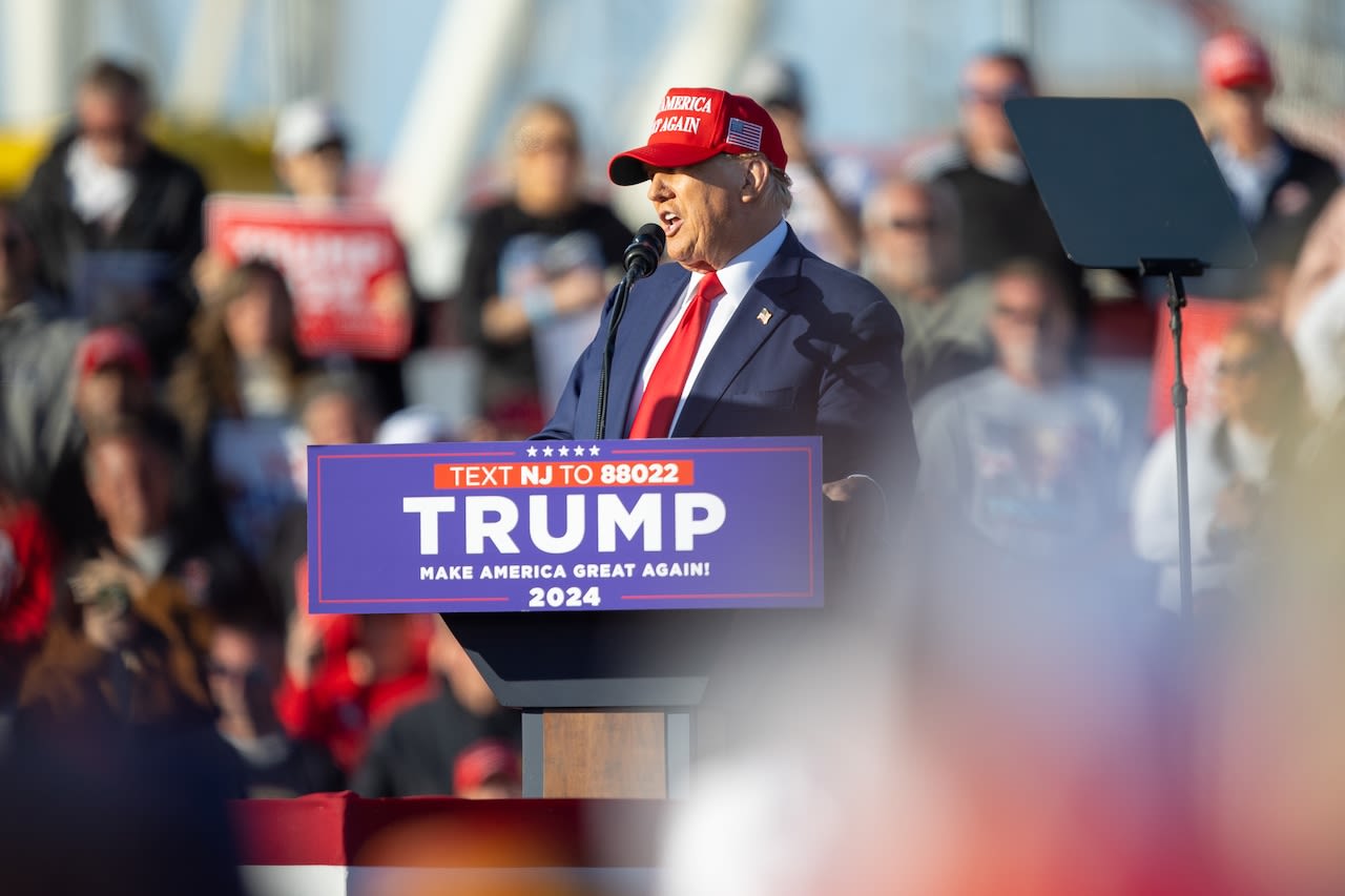 Giants legend shows up next to Trump at rally — no longer a Democratic voter