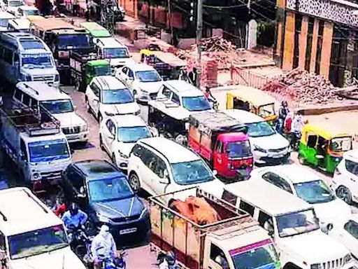 Massive Traffic Jam in Prayagraj-Lucknow Highway | Allahabad News - Times of India