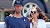 “Felizmente juntos”. En medio de los rumores de ruptura con Chris Martin, Dakota Johnson se vio obligada a romper una regla de oro