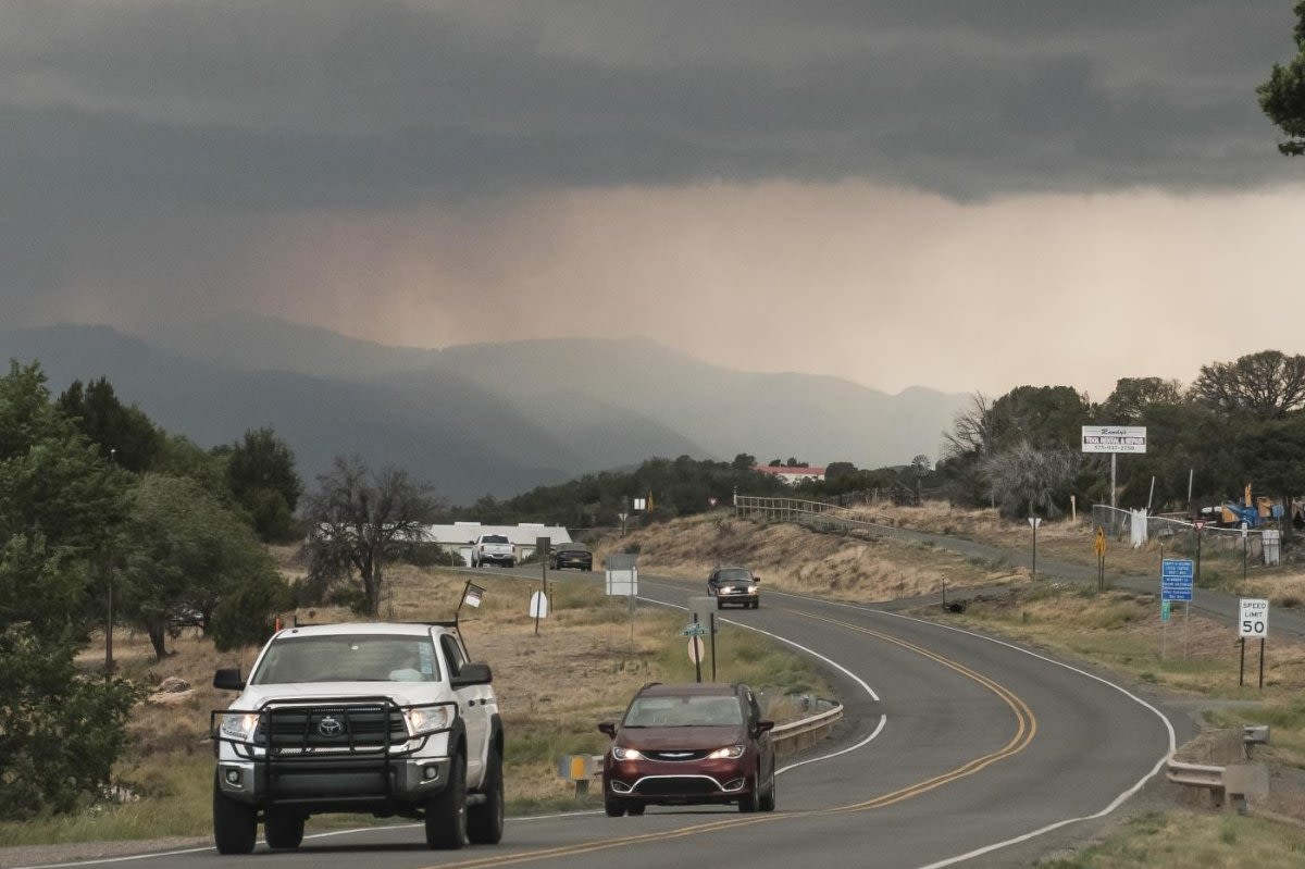 Man dead, 1,400 structures destroyed in New Mexico wildfires as thousands evacuate