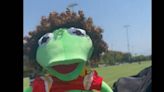 Raiders players brought Kermit the Frog doll in Patrick Mahomes jersey to practice