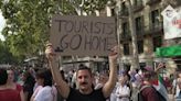 Manifestantes antiturismo les dispararon agua a turistas que estaban almorzando