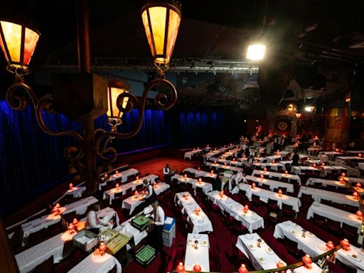 Plumas y lentejuelas: 24 horas entre bastidores en el Moulin Rouge