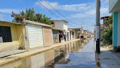 Agua de desagüe inunda las calles del asentamiento Micaela Bastidas en Piura