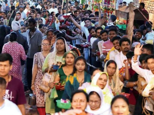 Devotees pay obeisance to Shiva with prayers & patience | Lucknow News - Times of India