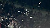 Champions League: la lluvia de billetes falsos que lanzaron los hinchas de Milan y Borussia Dortmund