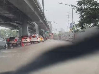 暴雨狂炸五股、新莊！多路段上班大塞車 「騎士滑水前行」畫面曝光