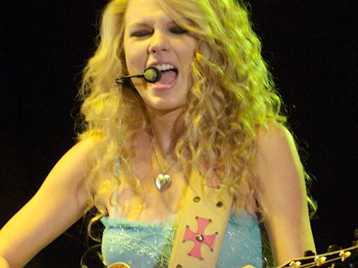 Flashback: Taylor Swift performs at Ohio University-Chillicothe in 2007