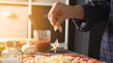Kleber fürs Pizzabacken: Google-KI liefert absurde Ergebnisse