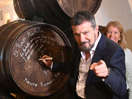 Antonio Banderas inaugura junto a Nicole Kimpel un restaurante en Marbella y se lo dedica a su hija Stella