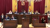 El presidente del Parlament balear (Vox) rompe una foto de víctimas fusiladas por el franquismo y expulsa a diputadas socialistas